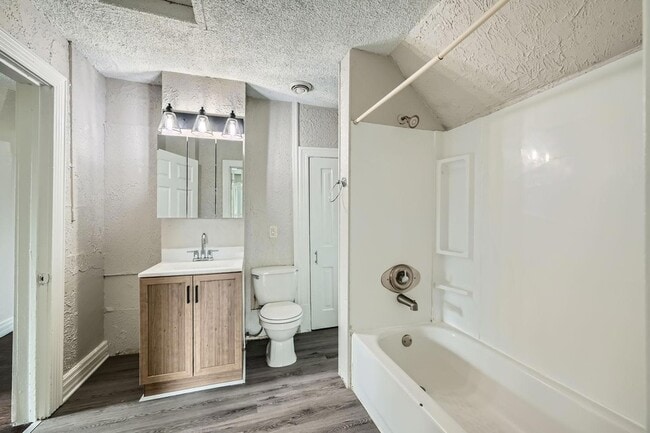 Building Photo - 911 Sims Ave