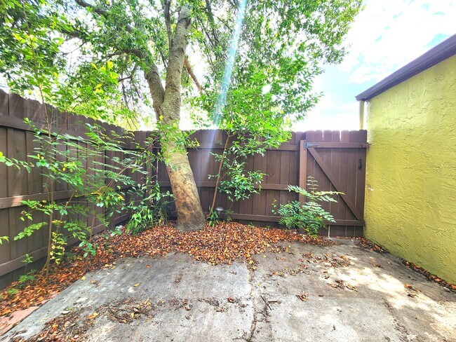 Building Photo - 2-story townhome - Private Patio - Pool - ...