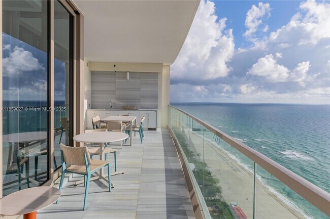 Building Photo - 17901 Collins Ave