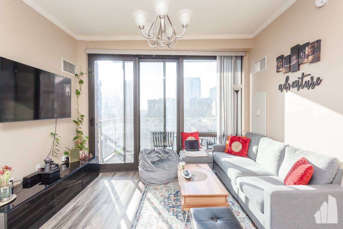 Building Photo - 1 E 8th St