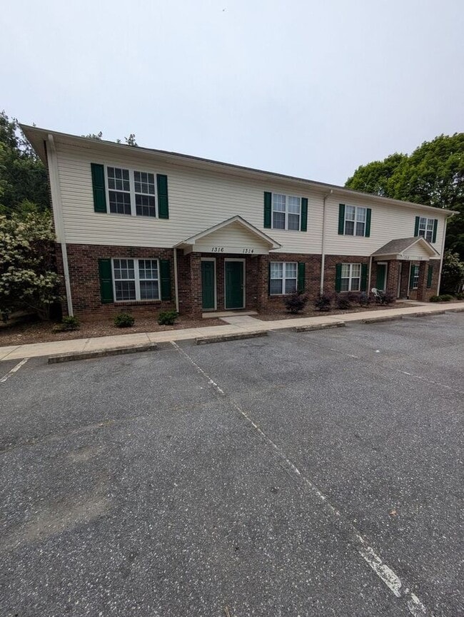 Building Photo - 2BD/1.5BA Townhome in Strawberry Patch Complex of Hickory