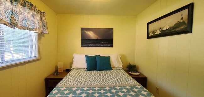 Building Photo - Charming 3-Bedroom, 1.5-Bathroom Fully Fur...