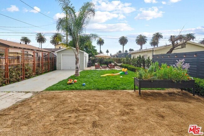 Building Photo - 1728 W 39th St