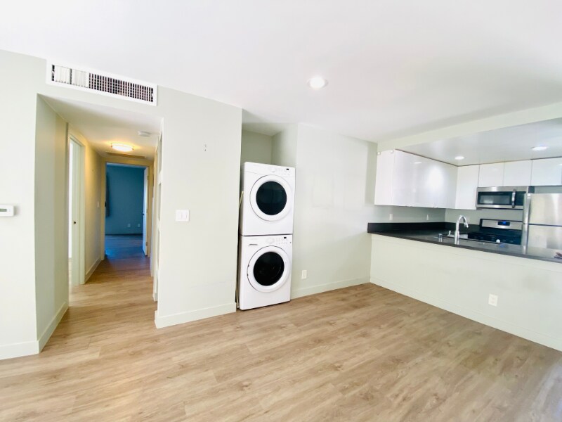 Building Photo - 1535 N Kenmore Ave