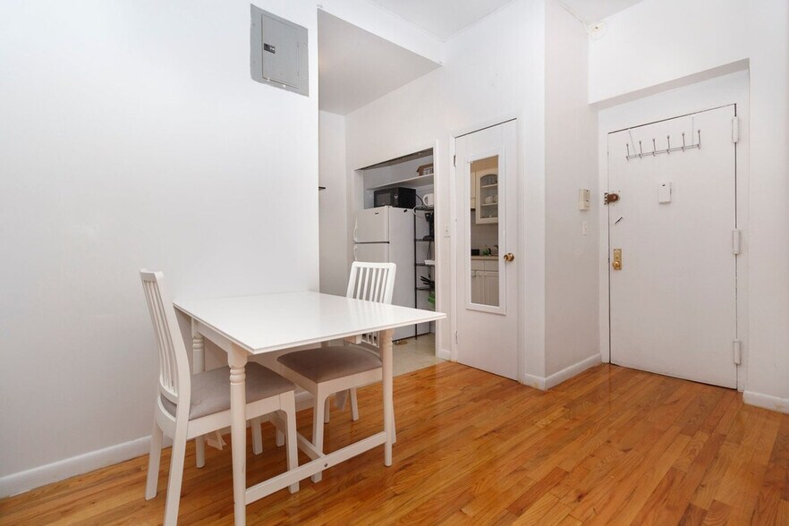 Building Photo - 215 B E 95th St