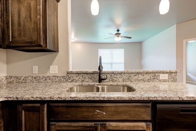Building Photo - Charming Duplex in El Reno!