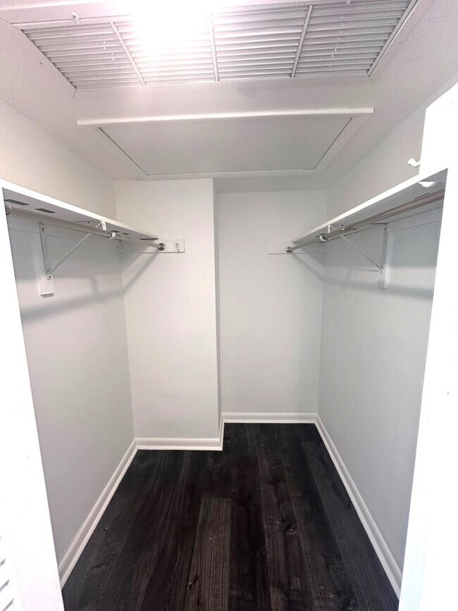 Building Photo - Large Updated 2BR/2BA Bath Condo - Steps from Fort Lauderdale Beach!