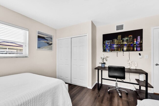 Building Photo - 3624 SW 22nd St