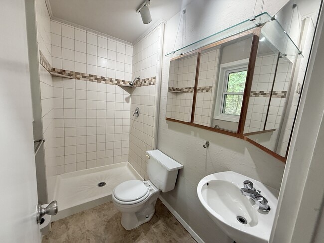 Building Photo - 207 Casalinda Cir