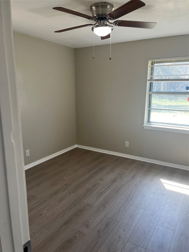 Building Photo - 402 Thompson Dr