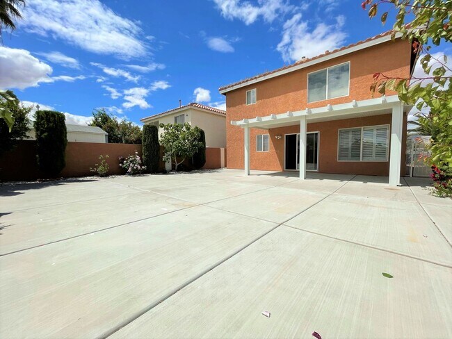 Building Photo - Two Oversized Rooms is what you looking for!