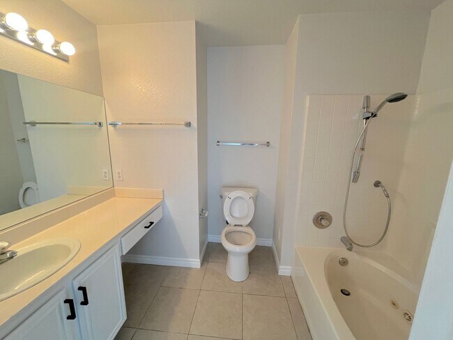 Building Photo - 2bed/2bath in Southwest gated community