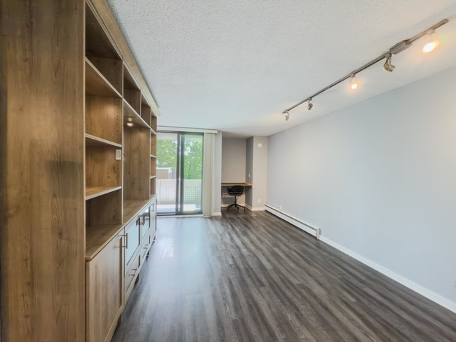 Building Photo - 1BR/1BA Condo with a Private balcony, Upda...
