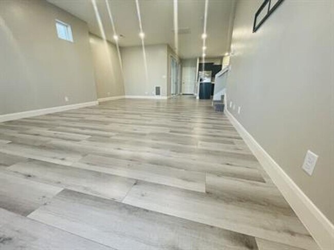 Building Photo - Desert Color Townhome!