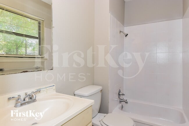 Building Photo - 14912 Oakwood Ln