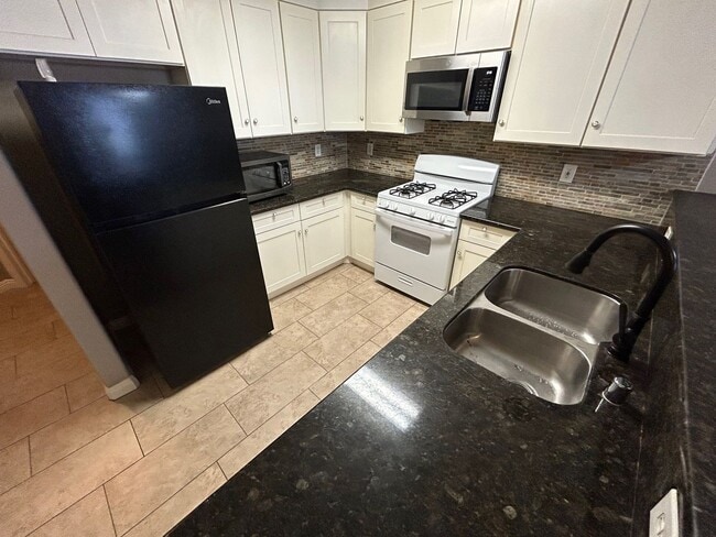 Building Photo - COMPLETED REMODELED 3 BEDROOM, SINGLE STOR...