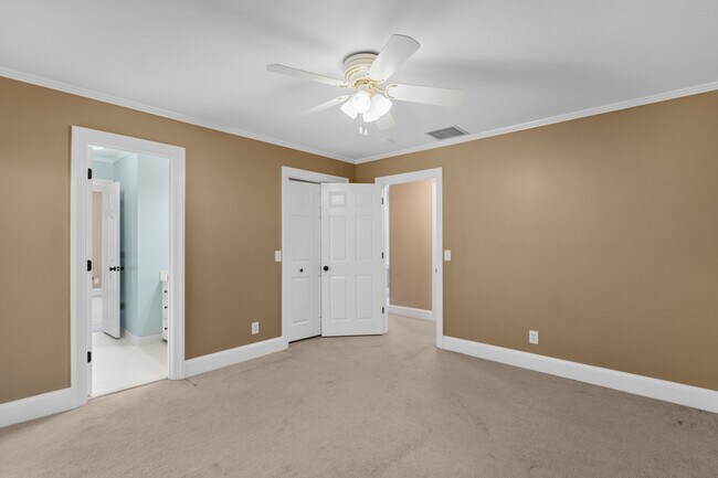 Building Photo - 710 Woodcreek Ct
