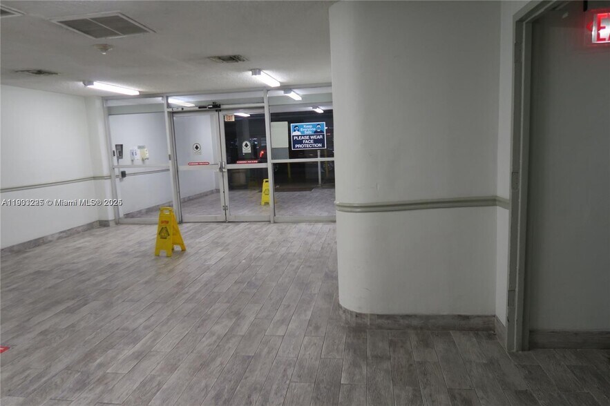 Building Photo - 801 Brickell Bay Dr