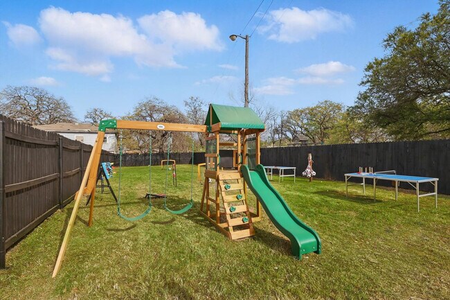 Building Photo - 2336 Minnie St