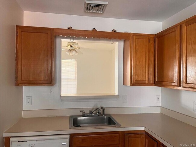 Building Photo - 18 Kendal Ln