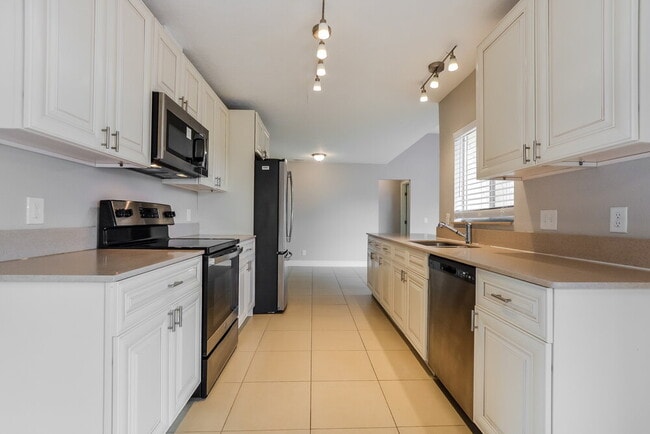 Building Photo - 8431 Alveron Ave