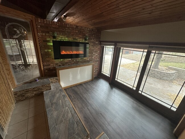 Building Photo - 2750 Greenbriar Dr