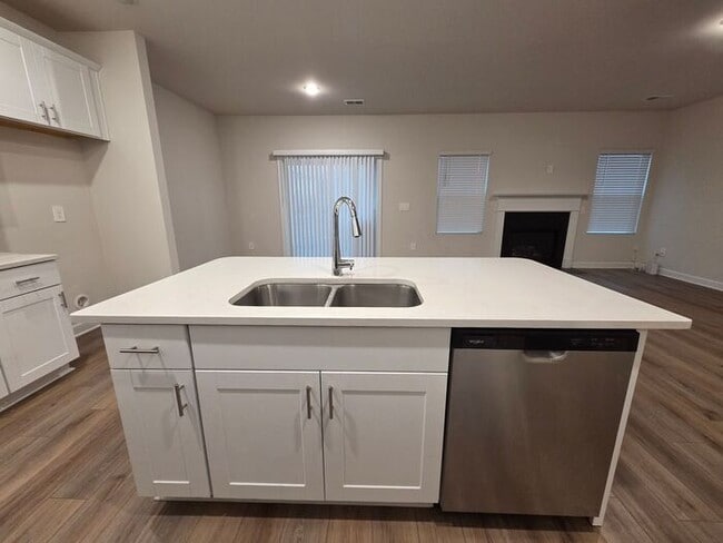 Building Photo - Beautiful and spacious! Ready for move in!