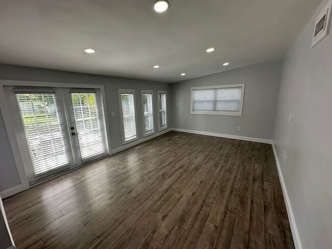 Building Photo - Beautiful 3 bedroom, 2 bath home located i...