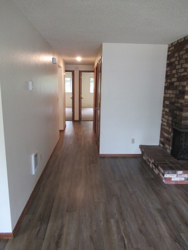 Building Photo - Three Bedroom Duplex in South Salem