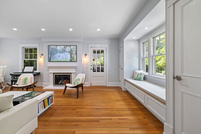 Building Photo - *Beautifully Updated & Spacious 4BD/3.5BA ...