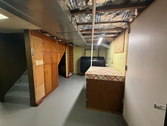 Building Photo - 2 BD  1 BA  South Colonie Schools