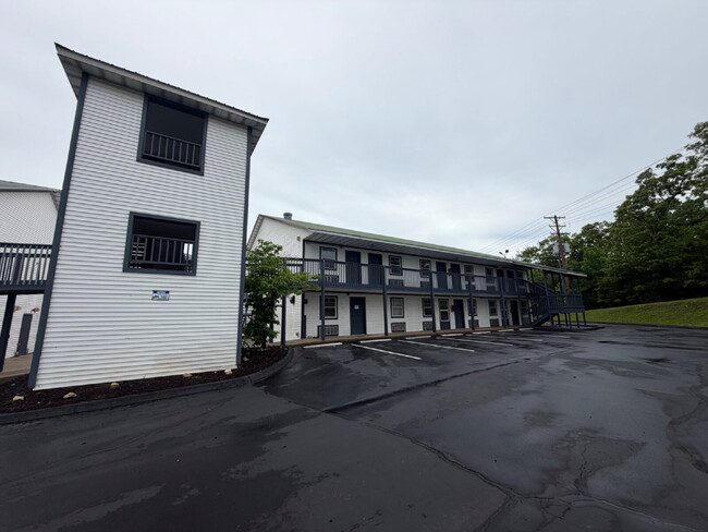 Building Photo - AFFORDABLE 1 Bedroom (utilities included)