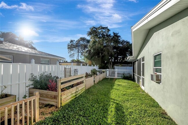 Building Photo - 809 Jacaranda Dr