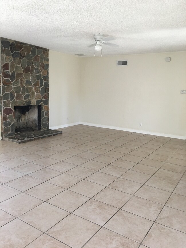 living room - 43826 Kirkland Ave