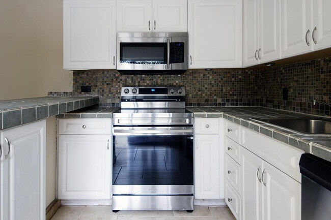 Building Photo - 1700 Embassy Dr