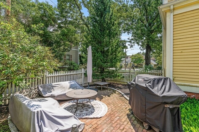 Building Photo - 65 Church St