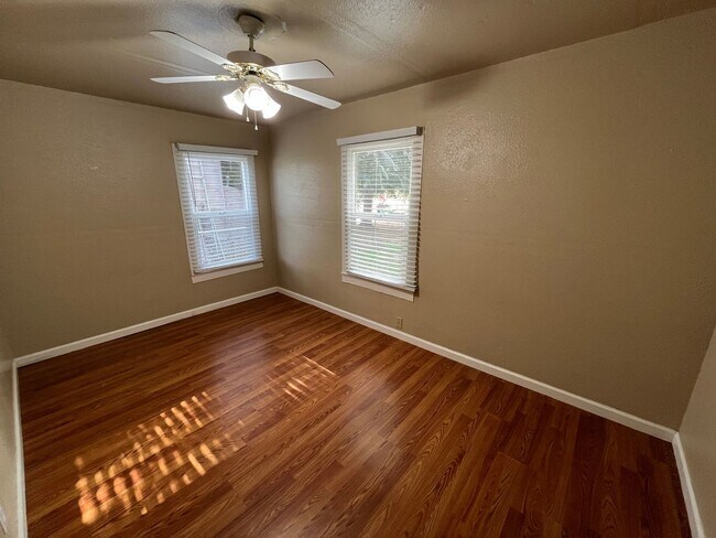 Building Photo - Strathmore House, Move In Ready!