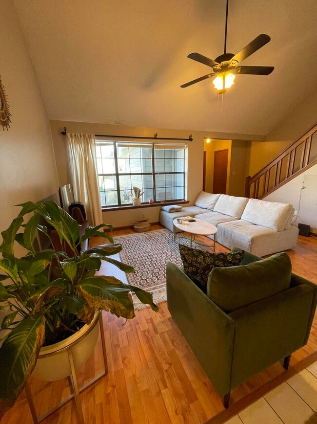 Building Photo - 1008 Pineview Blvd