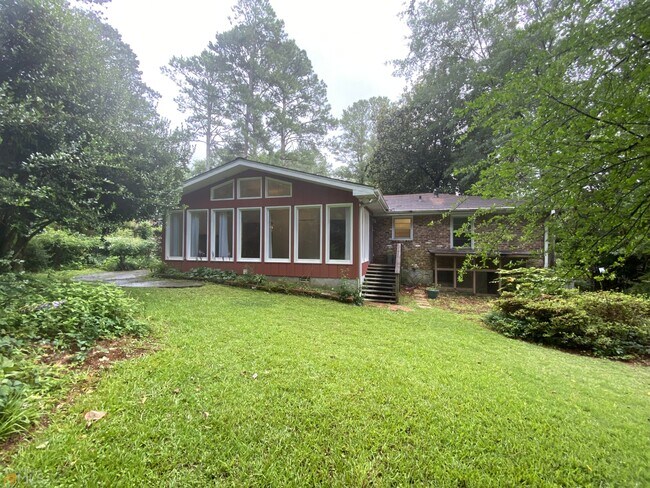 Building Photo - 2022 Woodbine Terrace NE