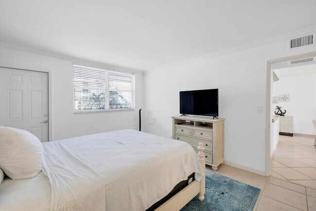 Building Photo - 1051 Hillsboro Mile