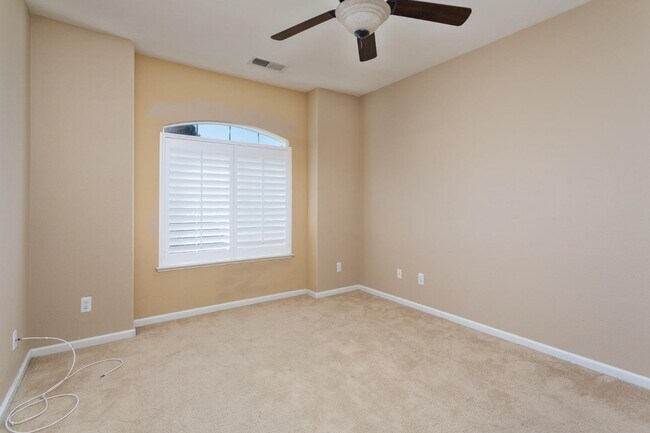 Building Photo - 1120 E Sawgrass Ave