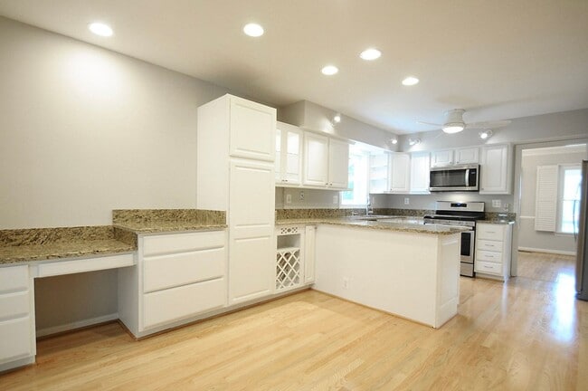 Building Photo - Classic 4 Bed 3.5 Single Family Home Sitti...