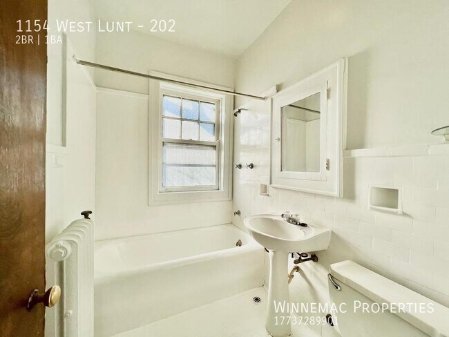 Building Photo - 1154 West Lunt-202