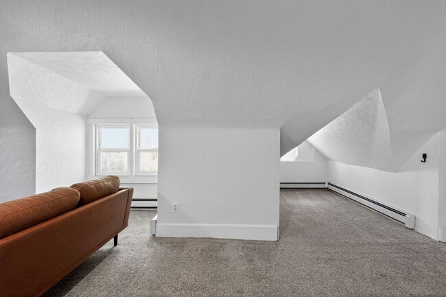 Building Photo - Charming 1-Bedroom Attic Apartment in the Heart of City Park West