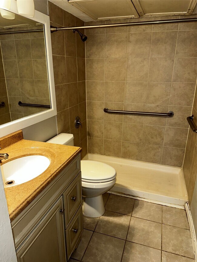 Building Photo - 635 Jeff Davis Dr