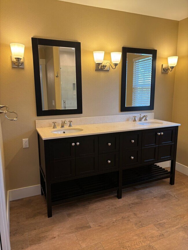 Building Photo - Large 4 Bedroom 3 bath Home, Plus Bonus Ro...