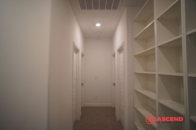 Building Photo - Luxurious 5 bedroom located in Gossamer Grove!