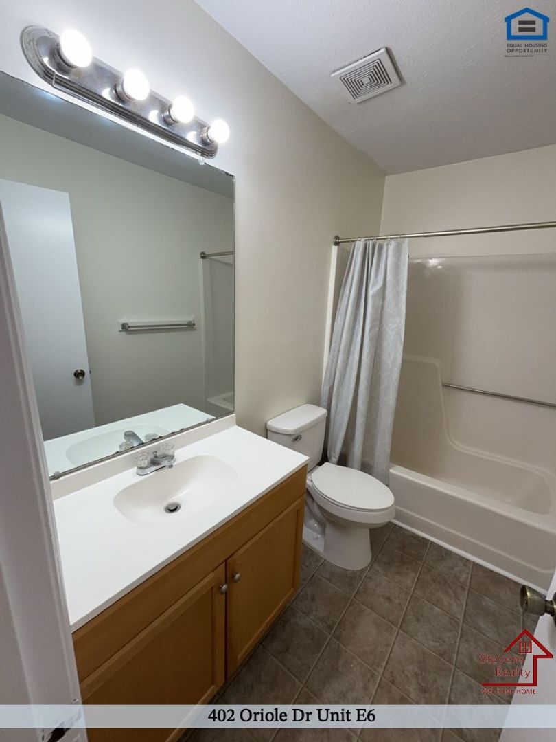 Building Photo - 402 Oriole Dr