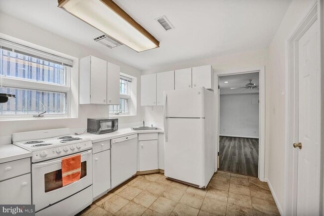 Building Photo - 5106 41ST St NW