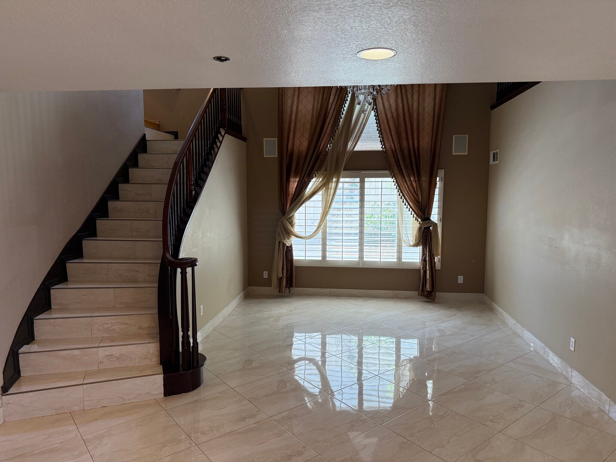 Building Photo - 10234 Valley Waters Dr